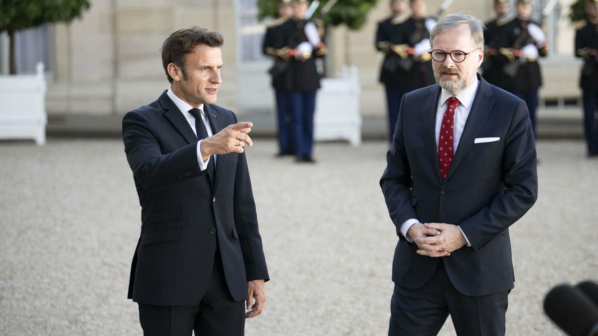 Macron jednal s Fialou. Vysvětlil mu, proč si volá s Putinem
